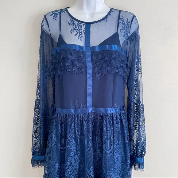 crochet lace trim maxi dress WOMEN'S SHORT SLEEVE V-NECK ELASTIC WAIST SIDE SLIT CROCHET TRIM MAXI –  Wholesalefashiontrends.com
